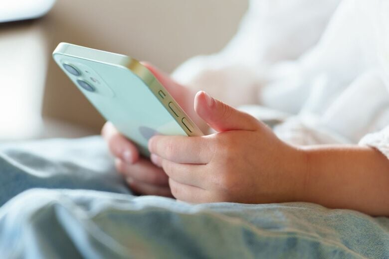 子どものスマホ所持率は親の目から離れる時間の長さと関連しているようだ　photoAC