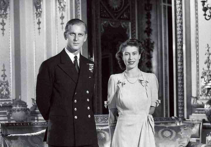 失言癖のフィリップ（左）との対比で女王は模範的に見えた（1947年）　KEYSTONE-FRANCEーGAMMA-KEYSTONE/GETTY IMAGES