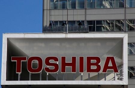 　シンガポールの投資ファンド、エフィッシモ・キャピタル・マネジメントが昨年の東芝の年次株主総会について独立調査を提案していた問題で、議決権行使助言会社グラス・ルイスは、提案に賛成するよう推奨した。写真は東芝のロゴマーク。２０１２年９月撮影（２０２１年　ロイター/Andrew Winning）
