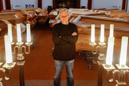 　ドイツのザクセン州など東部（旧東ドイツ）地域は全般に西部に比べて経済的に遅れ、住民が高齢化し、新型コロナウイルス感染対策の厳しい外出制限措置に反対する極右勢力への支持が高い。同州内の陶磁器で有名なマイセン市では今、１つしかない火葬場にひつぎがどこまでも積み上がっている。写真は、同市の火葬場運営者、イェルク・シャルダッハさん。１月１５日撮影（２０２１年　ロイター/Fabrizio Bensch）