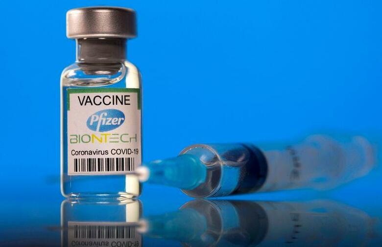 米疾病対策センター（CDC）は、米製薬大手ファイザーと独ビオンテックが共同開発した新型コロナウイルスワクチンについて協議する諮問委員会を開き、65歳以上や基礎疾患のある人などを対象に追加接種（ブースター接種）を推奨した。写真はファイザー製ワクチンのイメージ。3月撮影（2021年　ロイター/Dado Ruvic）