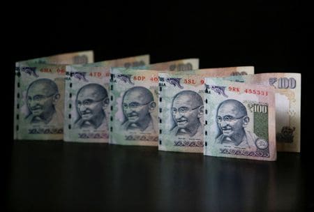 　７月２２日、インド債券市場では、非居住者が制限なく購入できる枠組み「完全アクセス可能ルート（ＦＡＲ）」の対象となっている国債の海外勢による買いがここ数日で加速した。写真はインドルピー紙幣。ムンバイで２０１３年６月撮影（２０２４　ロイター／Vivek Prakash）