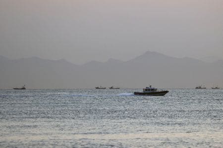 ８月２６日、台湾海峡に設けられた「中間線」はこれまで７０年近く、地域の平和維持に貢献してきた。写真は１６日、中国福建省に近い、台湾・ 馬祖列島の南竿島沖を航行する台湾の沿岸警備艇（２０２２年　ロイター/Ann Wang）