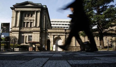 　２月３日、世界の金融市場が年初から急落し、その回復の糸口がまだ見い出せない中、各国の中央銀行と政府は市場の沈静化という喫緊の課題に直面している。最も踏み込んだ措置を取ったのが、先週マイナス金利を初めて導入した日銀だ。写真は都内の日銀本店前で２０１３年１０月撮影（２０１６年　ロイター/Yuya Shino）