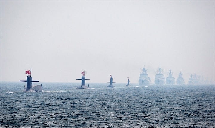 日本政府は11日、日本と中国が領有権を主張する尖閣諸島の接続水域に中国の軍艦が入ったとして、中国側に抗議した（写真は中国海軍の艦隊）　REUTERS