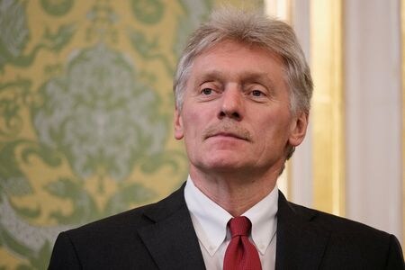 　６月２９日、ロシア大統領府のペスコフ報道官（写真）は、欧州が対ロシア制裁を強化すれば、欧州経済に対する反動の痛みがその分増えると主張、ロシアは「違法な」制裁への耐性を築いていると述べた。写真は２３日、モスクワで代表撮影（２０２５年　ロイター）