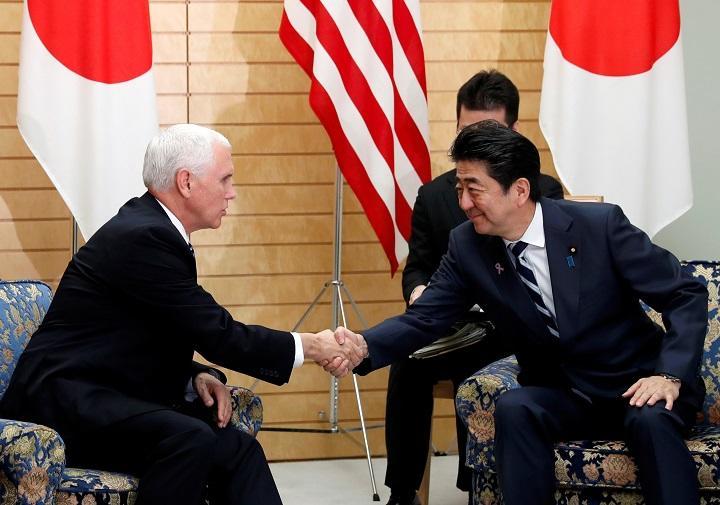 同時通訳が「2国間協定」を「FTA」と間違った、と政府は言うが（11月13日、東京の首相官邸）　Issei Kato- REUTERS