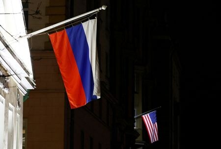 　７月１０日、トランプ米大統領はＮＢＣニュースに対し、１４日にロシアについて「重大な声明」を出すと語ったが、内容については詳しく説明しなかった。写真は両国の国旗。５月、モスクワの在ロシア米国大使館で撮影（２０２５年　ロイター/Yulia Morozova）