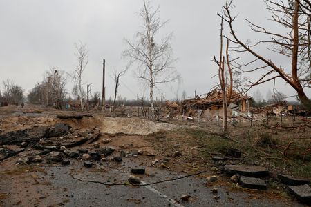 　４月１日、英軍情報当局は、ウクライナ軍が北部チェルニヒウと首都キーウ（キエフ）の間の主要補給路沿いにある２つの村（SlobodaとLukashivka）を奪還したと明らかにした。写真は３月、キーフで撮影（２０２２年　ロイター/Serhii Nuzhnenko）