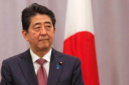 　１２月７日、萩生田光一官房副長官は午前の会見で、安倍晋三首相（写真）とトランプ米次期大統領が来年１月２７日を軸に会談する方向で調整されているとの一部報道について、「そのような事実はない」と否定。会談の時期はあらためて調整することになるとの認識を示した。ニューヨークで１１月撮影（２０１６年　ロイター/Andrew Kelly）