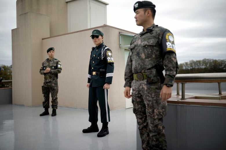 警備にあたる韓国軍兵士。２０１８年４月、韓国坡州市の軍事境界線（ＭＤＬ）付近で撮影。REUTERS/Kim Hong-Ji