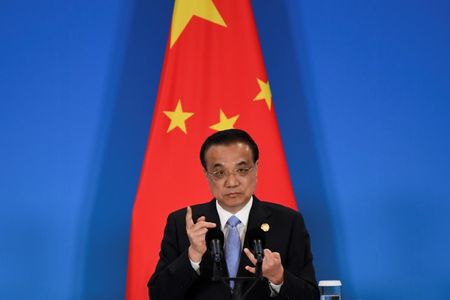 中国の李克強首相は１４日、今年の国内経済について、３月末に向け順調な滑り出しを目指すと表明した。また経済活動を妥当な範囲にとどめると強調した。四川省成都で昨年１２月代表撮影（２０２０年　ロイター）