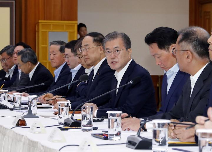 文在寅大統領と主要グループトップの懇談会が行われたが......  Yonhap-REUTERS