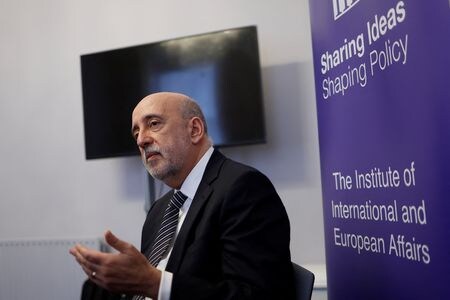 欧州中央銀行（ＥＣＢ）理事会メンバーのマクルーフ・アイルランド中銀総裁は２３日、来月発表されるスタッフ予測で、ＥＣＢは２０２６年末までに２％のインフレ目標を達成するとの見通しが示されると述べた。２０２２年１２月撮影（２０２３年　ロイター/Clodagh Kilcoyne/File photo）