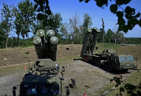 写真はロシア・カリーニングラード州の基地にあるＳ４００ミサイル防衛システム。2020年8月撮影。REUTERS/Vitaly Nevar