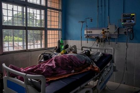　８月１３日、インドの製薬会社ザイダス・カディラは、ＣＯＶＩＤ－１９（新型コロナウイルス感染症）の治療で一定の効果が認められている米ギリアド・サイエンシズの抗ウイルス薬「レムデシビル」の最も安価な後発医薬品（ジェネリック）を発表した。写真はＣＯＶＩＤ－１９の患者。インドのバーガルプルの病院で７月撮影（２０２０年　ロイター／Danish Siddiqui）