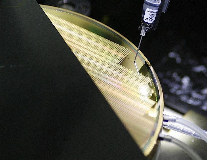 日本政府による半導体製造材料の韓国向け輸出規制強化を受けて、韓国の半導体メーカーと日本の化学材料メーカーが対応に奔走している。写真は韓国の港湾都市平沢　の半導体工場で2008年3月撮影（2019年　ロイター/Lee Jae-Won）