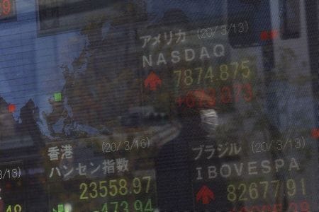 １０月２２日、寄り付きの東京株式市場で、日経平均は前営業日比１１３円８７銭安の２万３５２５円５９銭となり、反落してスタート。都内の株価ボード前で３月撮影（２０２０年　ロイター/Edgard Garrido）