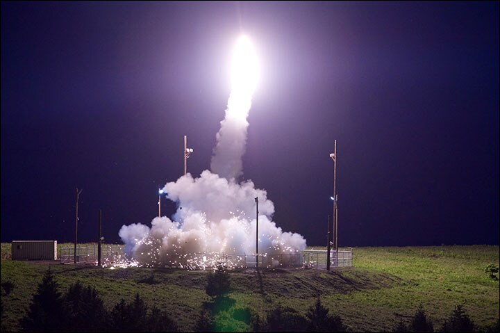 アラスカで今年7月に行われたミサイル迎撃実験　Courtesy Leah Garton/Missile Defense AgencyREUTERS