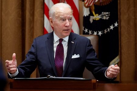 バイデン米大統領は２０日、ロシアの軍部隊が国境を超えてウクライナに入れば「侵攻とみなすことをプーチン大統領に明確にする」と表明した。ワシントンで撮影（２０２２年　ロイター/Jonathan Ernst）