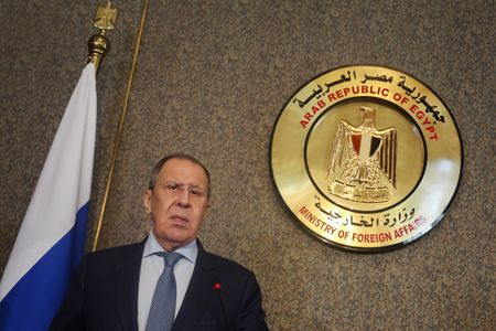　ロシアのラブロフ外相は７月２４日、エジプトの首都カイロを訪問し、ウクライナからの穀物輸出再開合意に関し不透明感がある中、エジプトにロシア産穀物を契約通り供給すると再確認した。カイロで撮影（２０２２年　ロイター/Amr Abdallah Dalsh）