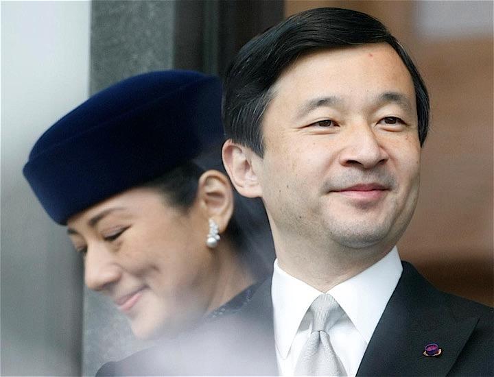 皇太子さまは初の戦後生まれ、かつ初めて両親に育てられたというだけでなく、大学卒業後に海外で研究を続けられた初の天皇となる。写真は天皇陛下74歳の誕生日に宮殿のベランダに立った皇太子ご夫妻。2007年12月、東京で撮影（2019年　ロイター/Issei Kato）