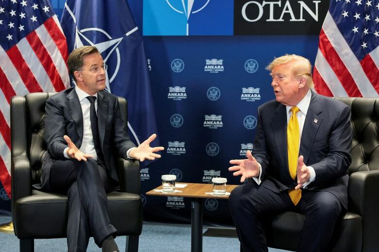 7月8日、トルコ・アンカラで開催されたNATO首脳会議の合間に会談するトランプ米大統領とルッテNATO事務総長。 REUTERS/Jonathan Ernst