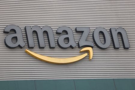２月２０日、Ｓ＆Ｐダウ・ジョーンズ・インデックスは、アマゾン・ドット・コムを２６日付でダウ工業株３０種平均の構成銘柄に採用すると発表した。写真はメキシコのテポストランで２０２３年１２月撮影（２０２４年　ロイター／Gustavo Graf）