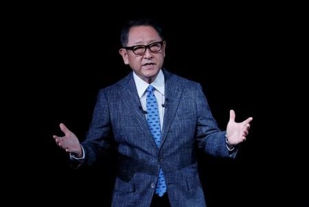 　３月１１日　日本自動車工業会（自工会）の豊田章男会長（トヨタ自動車社長）は会見で、東日本大震災からこの日で１０年という節目にあたり、今後も東北地方を重要な自動車生産拠点の１つと位置付け、雇用を維持しながら復興を支える考えを示した。写真は東京で会見するトヨタ自動車の豊田社長。２０１８年６月撮影（２０２１年　ロイター/Kim Kyung-Hoon）