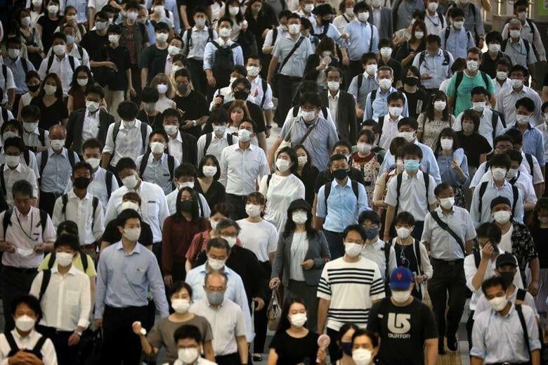 塩野義製薬は６日、開発中の飲み薬タイプの新型コロナウイルス治療薬について、治験がうまく進めば、年内に「条件付き早期承認制度」を使った申請を目指すことを明らかにした。写真は感染が拡大する中、通勤者で混み合う品川駅。２日撮影。（2021年 ロイター/Kevin Coombs ）