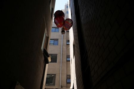 　６月１１日、北朝鮮と韓国の「風船戦争」が過熱する中、ソウル拠点の団体は北朝鮮領内に何百キロメートルも入り込んで体制批判のビラやスピーカーを投下できる「スマートバルーン」の開発に取り組んでいる。写真はテスト用のバルーン。ソウルで３日撮影（２０２４年　ロイター/Kim Hong-Ji）