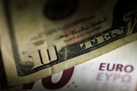 　４月２６日、ニューヨーク外為市場は、 欧州中央銀行（ＥＣＢ）の金利据え置きのほか、堅調な米景気指標を受けてドルのショートポジションが解消される中、ユーロが取引時間中の安値を付けた。２０１７年６月撮影（２０１８年　ロイター/Thomas White/Illustration/File Photo）