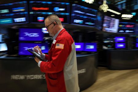 ニューヨーク証券取引所のフロアで働くトレーダー。3月3日撮影。  REUTERS/Brendan McDermid