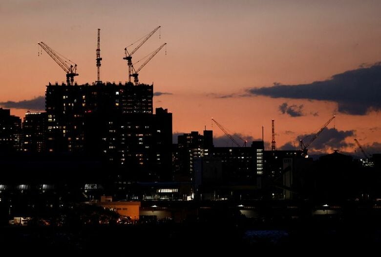写真は都内で建設中の高層ビル。2023年11月撮影。REUTERS/Issei Kato