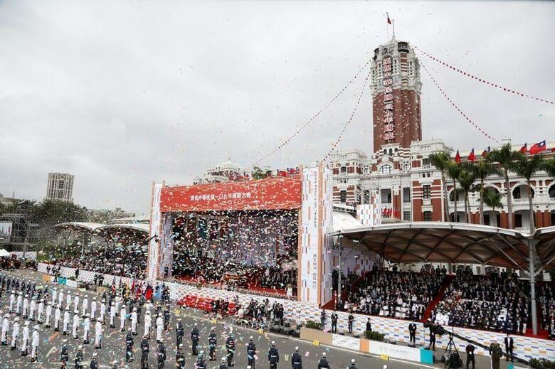 台湾外交部(外務省)は20日、中国の「フーリガン」外交官を恐れることなく、世界各地で双十節(建国記念日)を祝い続けていくと表明した。今月、フィジーで台湾代表部が実施した双十節の祝賀行事に複数の中国大使館員が入ろうとして暴力沙汰になった。写真は2020年10月10日に台湾・台北で行われた建国記念祝賀会。(2020年　ロイター/Ann Wang)