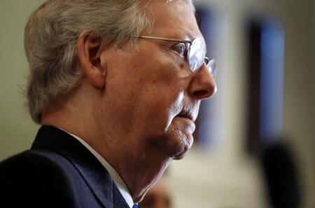 　２月７日、米議会上院の共和・民主両党指導部は７日、今後２年間の予算方針を巡り超党派で合意した。連邦歳出上限を３０００億ドル近く引き上げる。共和党のマコネル上院院内総務（写真）は「法案は、議会指導部およびホワイトハウスによる大掛かりな交渉の末、誕生した」と語った。６日撮影（２０１８年　ロイター/Joshua Roberts）