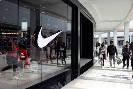 ナイキ店の前を歩く買い物客。2025年4月、ペンシルベニア州キング・オブ・プルシアで撮影。REUTERS/Rachel Wisniewski
