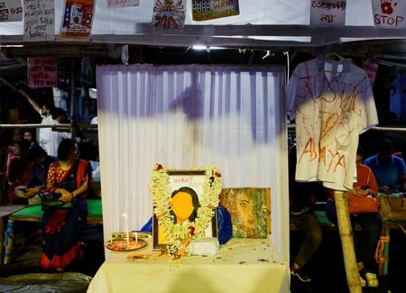 ９月２日、 ５年前、インド西ベンガル州政府は医師に対する暴力の徹底取締りを約束した。写真は８月、ＲＧカー医科大学病院にに設けられた、被害者の女性研修医のための祭壇（２０２４年　ロイター/Sahiba Chawdhary）