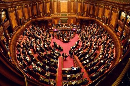 イタリア連立与党の一角である中道左派「民主党（ＰＤ）」のジンガレッティ書記長（党首）は２５日、連立拡大に向けたコンテ首相の取り組みを支持するとし、コンテ首相は辞任すべきではないと述べた。議会で１９日代表撮影（２０２１年　ロイター）