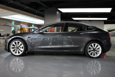 　３月２７日、米電気自動車（ＥＶ）製造大手テスラが初の大衆車モデル「モデル３」を発表した２０１７年半ば、アルミニウム業界に衝撃が走った。ロサンゼルスのショールームに展示された同モデル。１月撮影（２０１８年　ロイター/Lucy Nicholson）