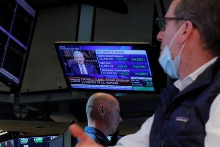 米バンク・オブ・アメリカ（ＢｏｆＡ）グローバルリサーチが１６日発表したリポートによると、１４日までの週は株式と債券に資金が流入した一方、現金と金から流出し、これまでの「著しい弱気」との判断を終えた。２０２１年８月撮影（２０２２年　ロイター/Brendan McDermid）
