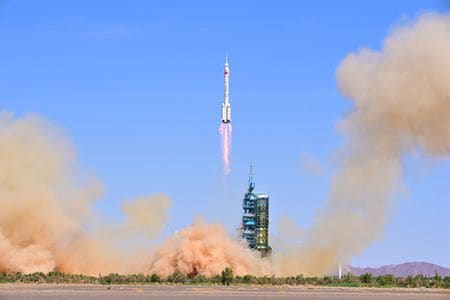中国は５日、打ち上げロケット「長征２号Ｆ」を使い、再利用可能な宇宙船の試作機の打ち上げに成功した。資料写真、６月の打ち上げの様子（２０２２年　ロイター）