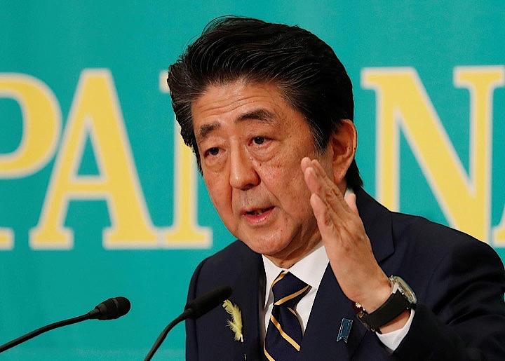 安倍晋三首相は、参院選に先立つ与野党7党の党首らの討論会で、消費税率引き上げについて「安倍政権でこれ以上引き上げることは全く考えていない」と述べ、税率を10％以上にすることに否定的な見解を示した。写真は日本記者クラブで撮影（2019年　ロイター／Issei Kato）