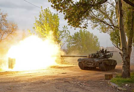 　５月６日、ウクライナのゼレンスキー大統領は５日、ロシアによる軍事侵攻で約４００カ所の病院や医療機関が被害を受け、がん治療薬などが不足しているほか、医師らは手術を行えない状態だと明らかにした。写真は新ロシア派の戦車が発砲する様子。ウクライナのマリウポリで５日撮影（２０２２年　ロイター／Alexander Ermochenko）