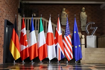 　３月９日、英紙フィナンシャル・タイムズ（ＦＴ）によると、主要７カ国（Ｇ７）の財務相は、国際エネルギー機関（ＩＥＡ）が調整する緊急石油備蓄の共同放出について協議する。写真は２０２２年１１月、独ミュンスターで行われたG7外相会合の会場に掲示された国旗。代表撮影（２０２６年　ロイター）
