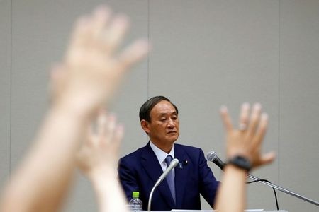 　９月５日　自民党総裁選に立候補した菅義偉官房長官は５日、日本経済新聞のインタビューに対し、黒田東彦日銀総裁の手腕を評価しているとした上で、安倍晋三政権後も大規模な金融緩和を続ける考えを示した。写真は総裁選出馬会見の様子。９月２日、東京で撮影（２０２０年　ロイター/Issei Kato）