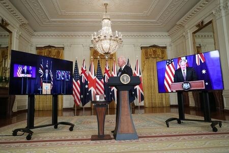　米国、英国、オーストラリアは、インド太平洋地域における安全保障上の協力関係を構築する。各国の首脳が米国時間１５日に開催されたオンラインでの三者会談で発表した。ホワイトハウスで撮影（２０２１年　ロイター/Tom Brenner）