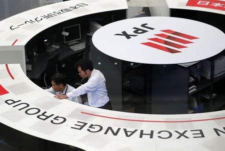 　２月１７日、東京株式市場で日経平均は、３日続落。朝方に発表された実質国内総生産（ＧＤＰ）が５四半期ぶりのマイナス成長と悪化したことが嫌気されたほか、国内において新型コロナウイルスによる肺炎患者が増加したことが不安感を誘った。写真は東京証券取引所で２０１８年１０月撮影（２０２０年　ロイター／Issei Kato）