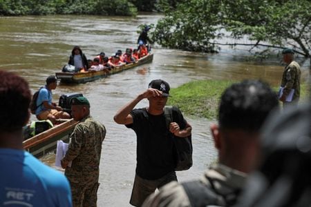 　米国と中米パナマは７月１日、南米からパナマに不法入国した人々を本国に送還することで、危険なジャングル地帯「ダリエン地峡」を経由して米国に渡ろうとする動きを阻止する取り組みに合意した。ただ成果が出る公算は小さく、移民の旅路をますます危険なものにする恐れさえある。写真はダリエン州の移民受入施設に到着した人々。６月２８日撮影（２０２４年　ロイター/Aris Martinez）