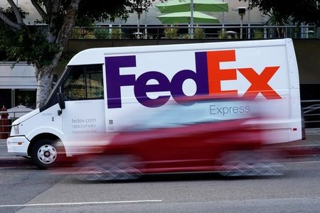 　米宅配大手フェデックスが３月１８日発表した第３・四半期（１２─２月）決算は、特別項目を除く純利益が前年同期比で２．５倍に増え、市場予想も上回った。新型コロナウイルス禍でのオンライン通販向け商品配送の急増と料金値上げが寄与した。２０１９年１０月、ロサンゼルスで撮影（２０２０年　ロイター/Mike Blake）